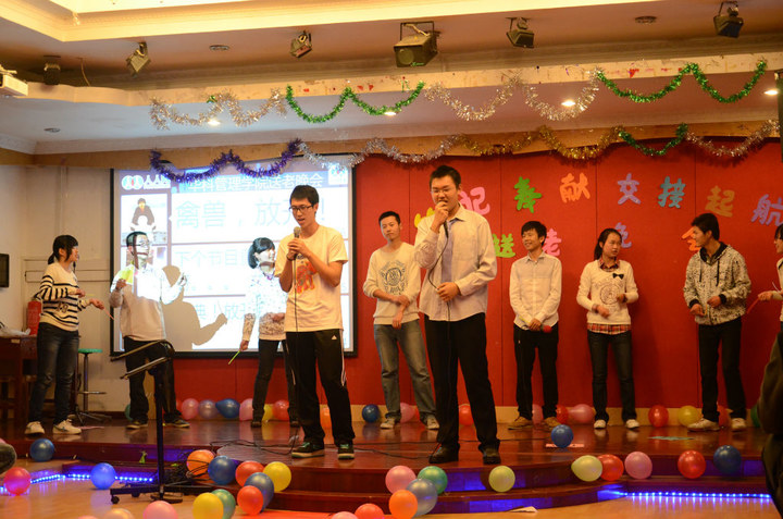 Bevictor伟德第九届团学联迎新送老晚会完美落幕 (1).jpg