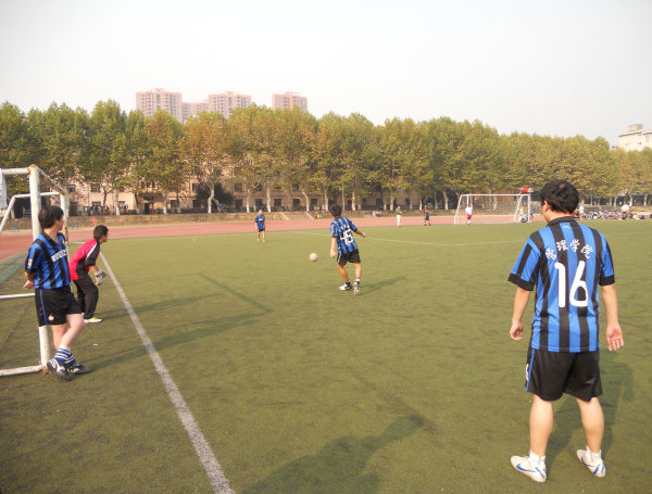 校足球联赛第二场Bevictor伟德研究生队获胜1.jpg
